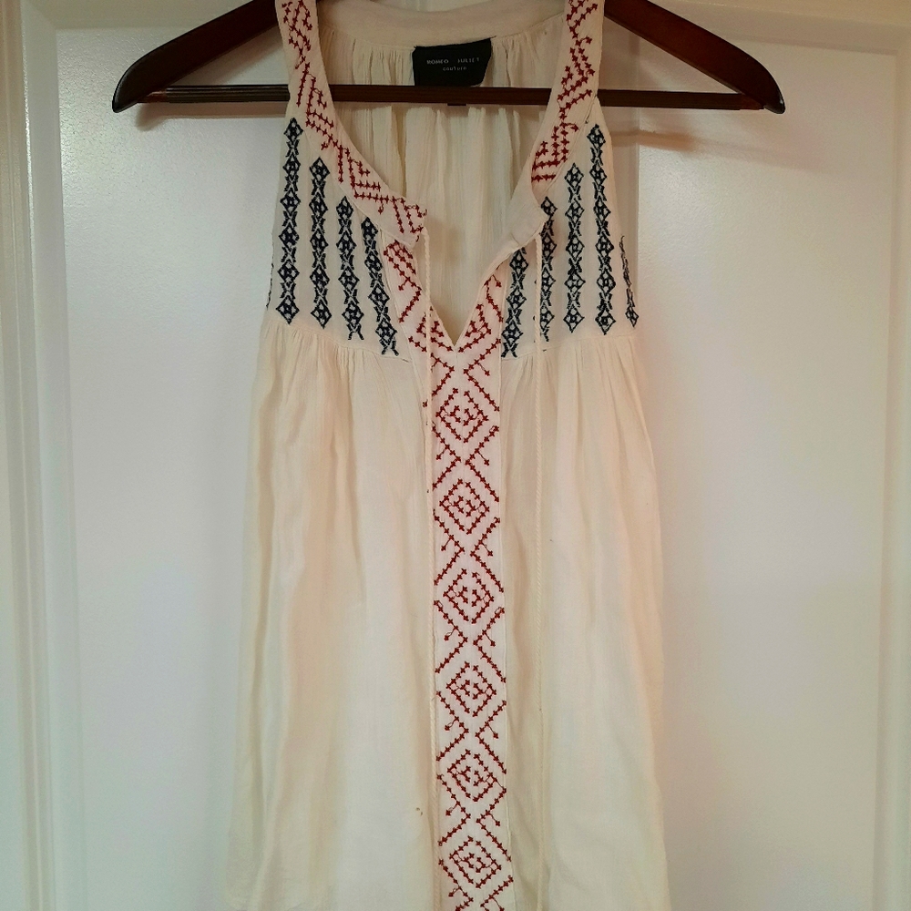 Romeo + Juliet Couture embroidered top